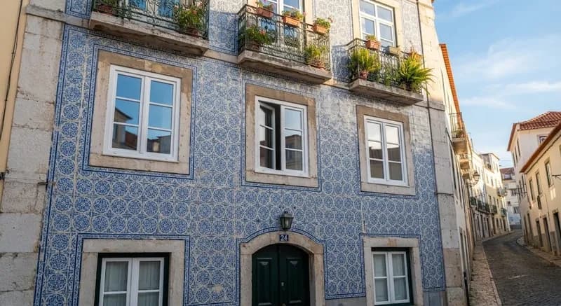 Janelas brancas em PVC numa fachada de azulejo em Lisboa